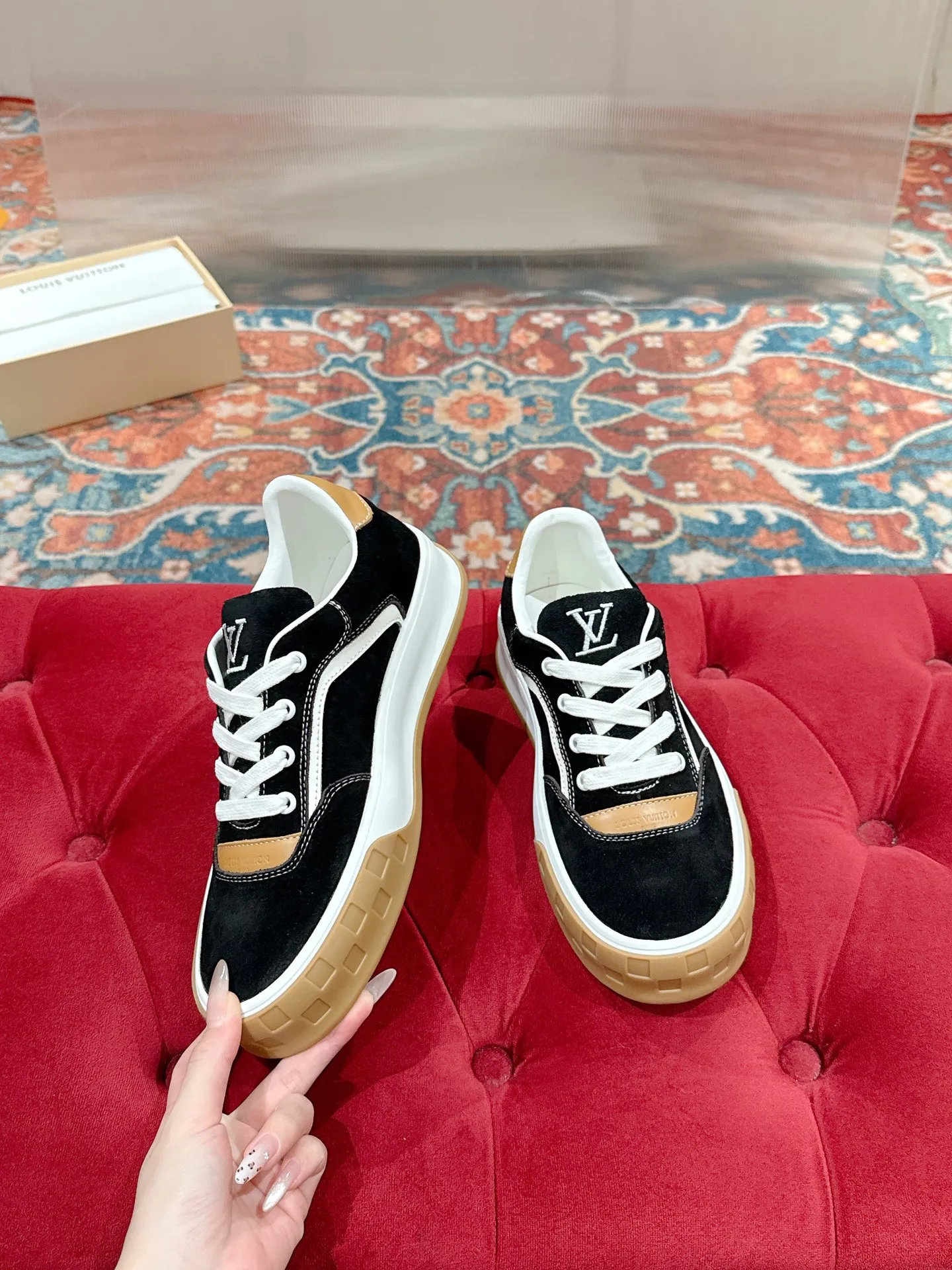👟👟Ex-factory price 640👟👟 LV men's new tilt sneakers, classic catwalk style, air-glue technology, very comfortable on the feet. Luxurious materials, fine workmanship, European made English letters printed on the midsole, the upper is made of calfskin, the side is decorated with the brand LOGO and signature, the latest latex foot pads ➕ mesh lining, the foot feels super comfortable. Two-color TPU combination outsole. Packing process Goodyear stitched seam fabric: first-layer cowhide, lining: customized silky mesh lining-first-layer silk cowhide lining Bottom thickness: 0.5cm ☑️size: men's 39-44 (45 customized, non-returnable)